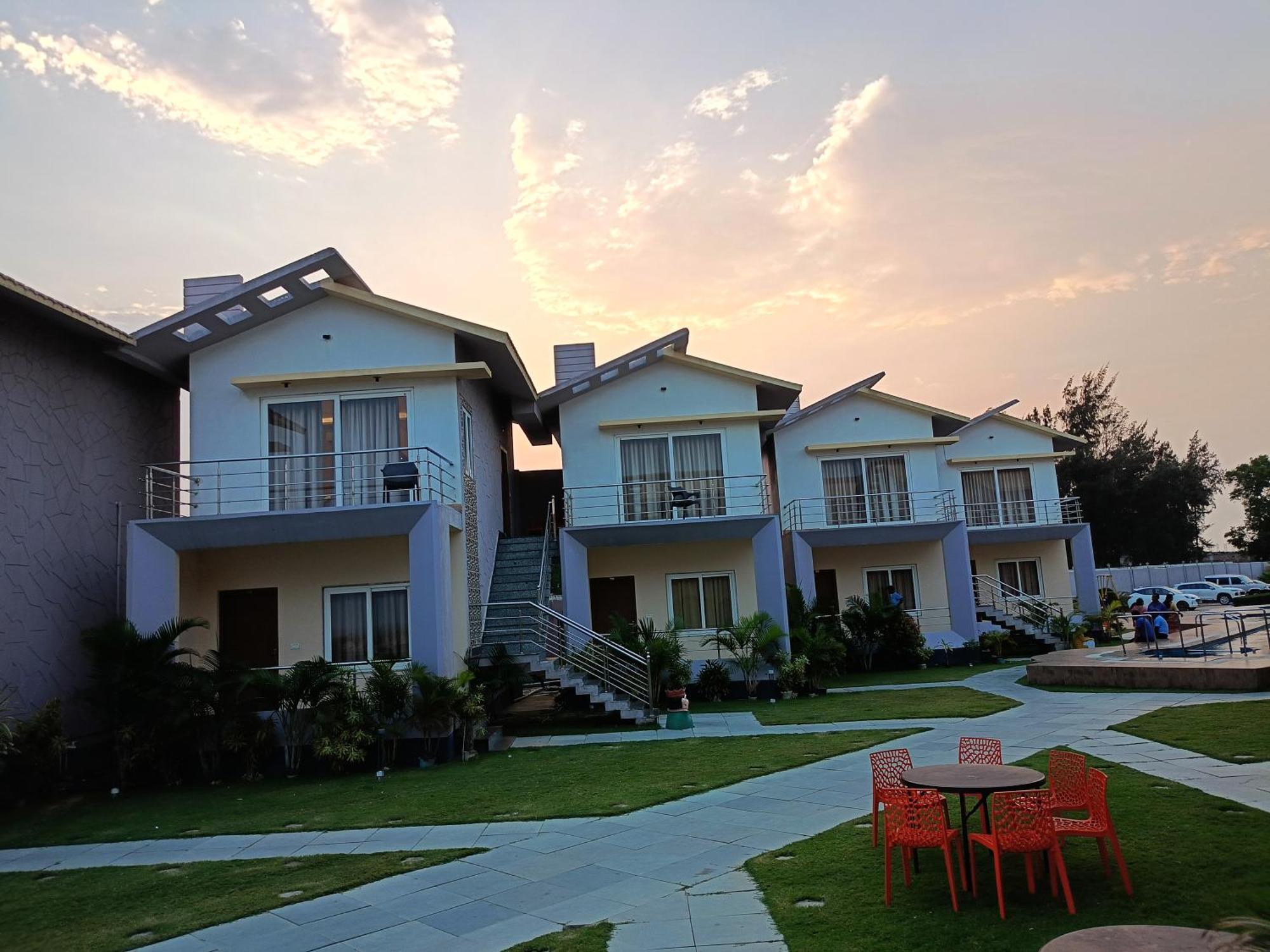 Parth King Beach Resort Мандармани Экстерьер фото